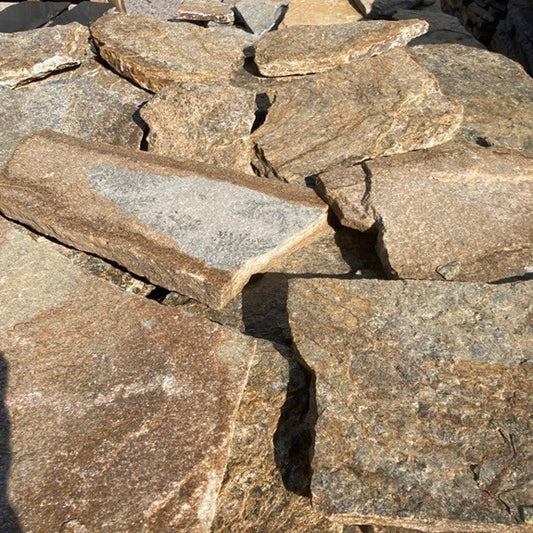 Piedra irregular marrón